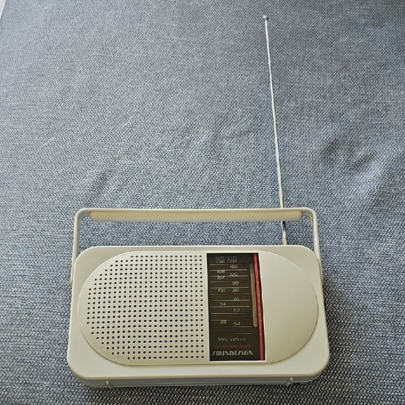 Vintage Soundesign Portable AM/FM Radio Camping Vacation Home Portable Music - Picture 1 of 11